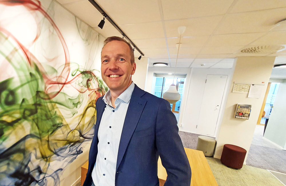 mann i blå blazer i kontormiljø, veggtapet