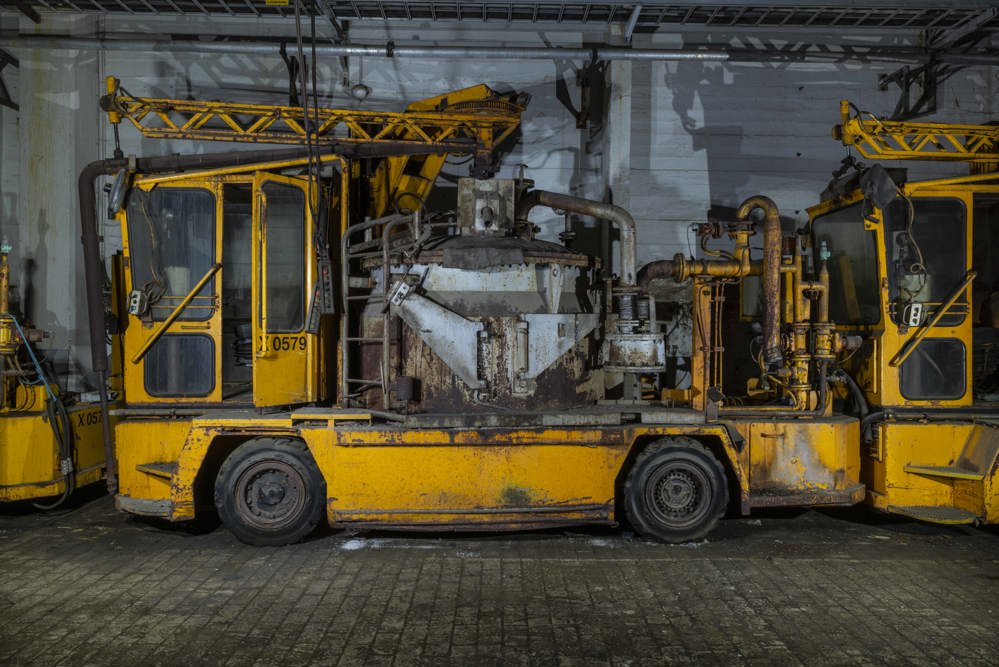 gul og rusten metallvogn forlatt i produksjonshall