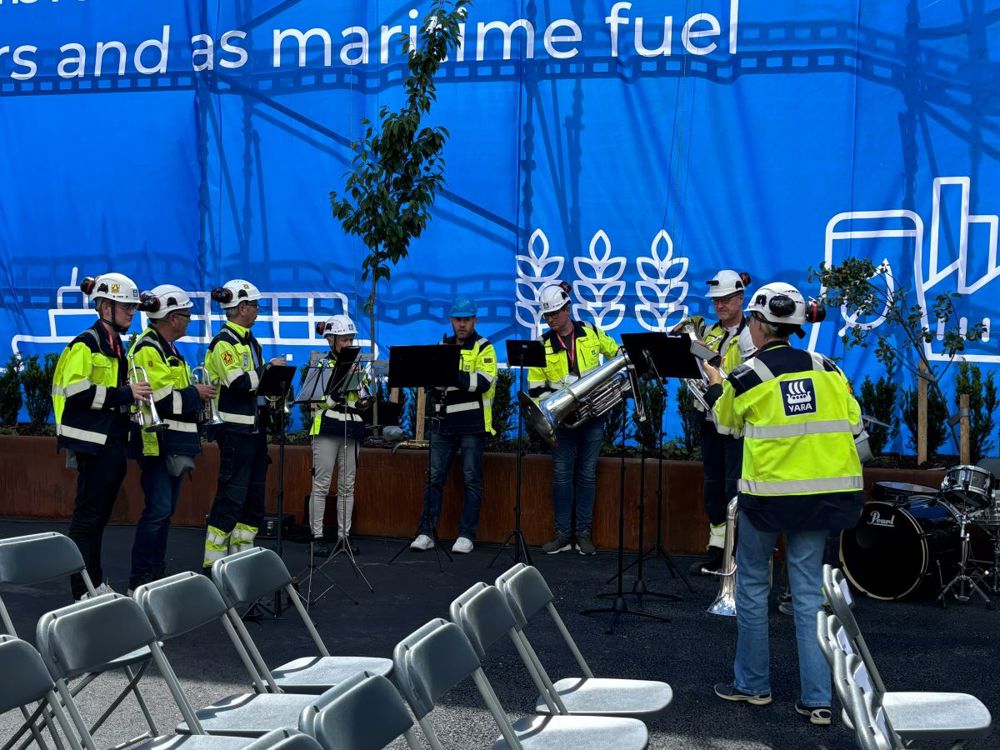 hornmusikk. ti personer spiller instrumenter.