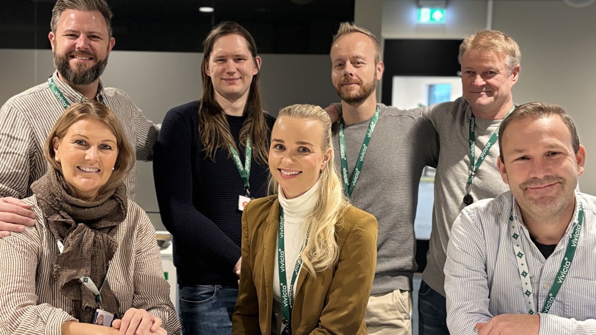 gruppebilde, 7 personer, kontormiljø