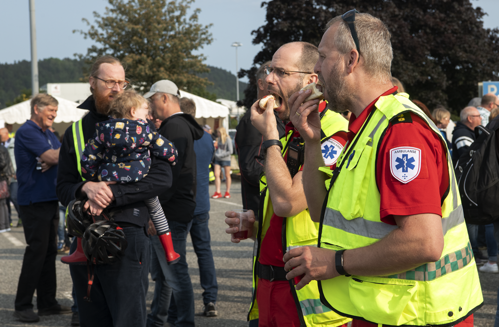 to ambulansesjåfører spiser pølser