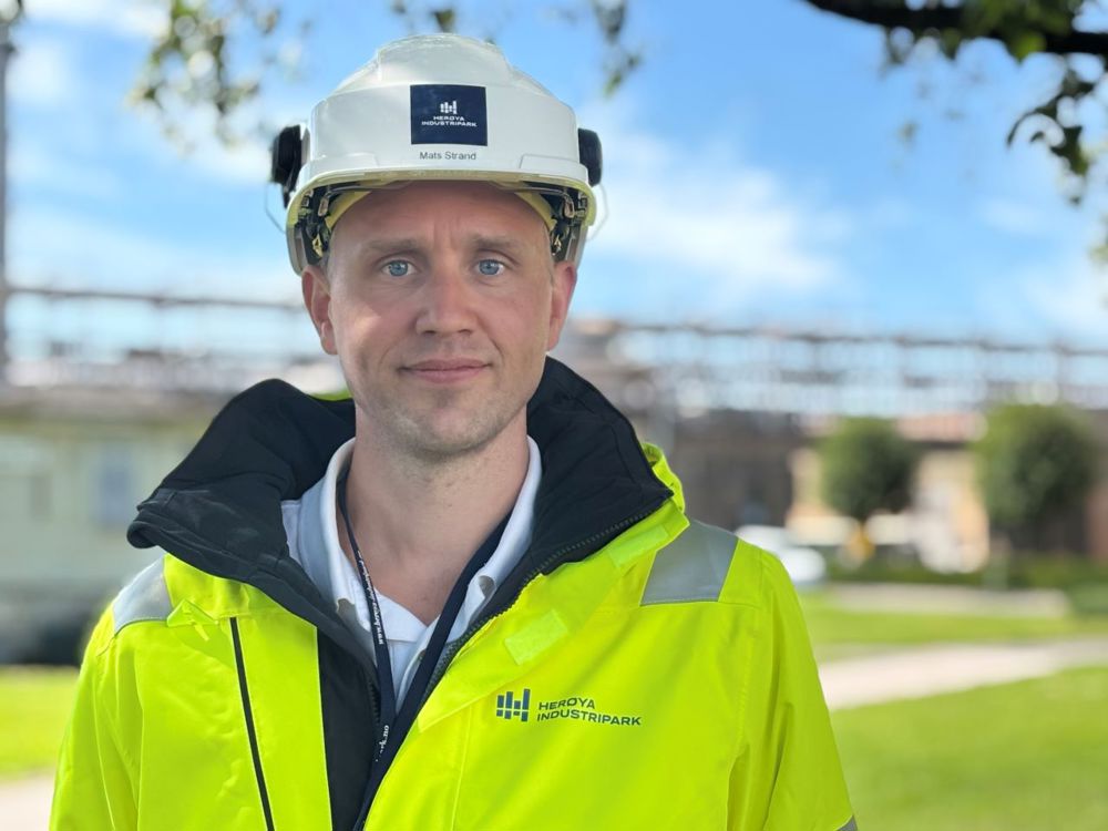 portrett av mann, hjelm og gul jakke