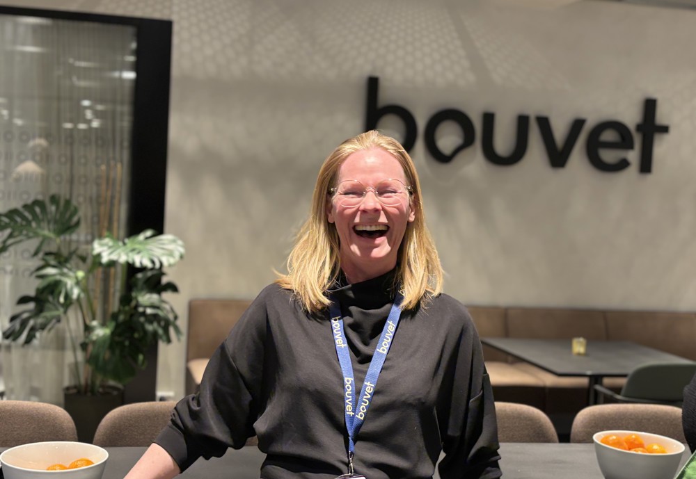 kvinne, poserer, ler