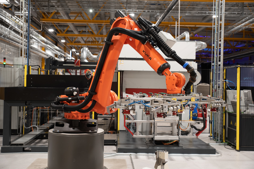 oransje robotarm, robotisert produksjon