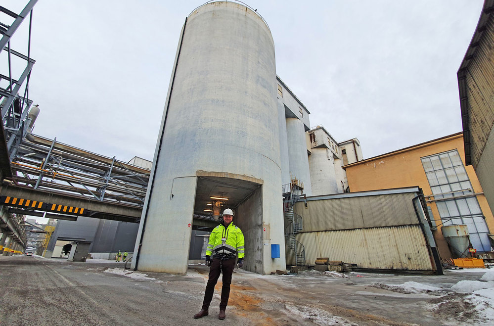 mann står foran en betongsilo