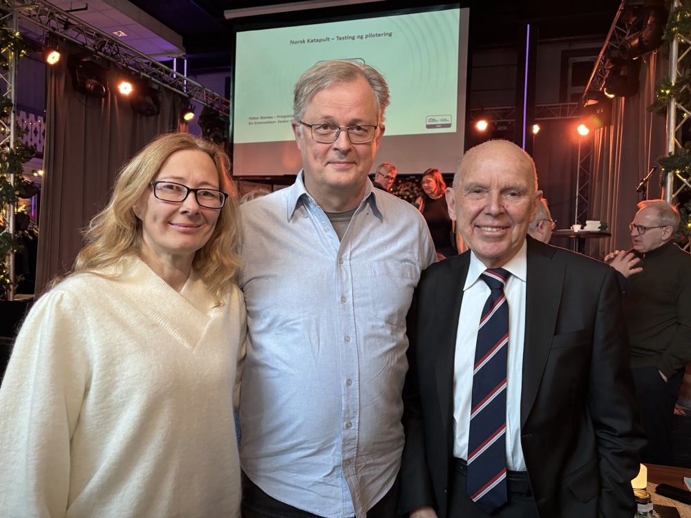 tre personer, poserer, står tett sammen, arrangement