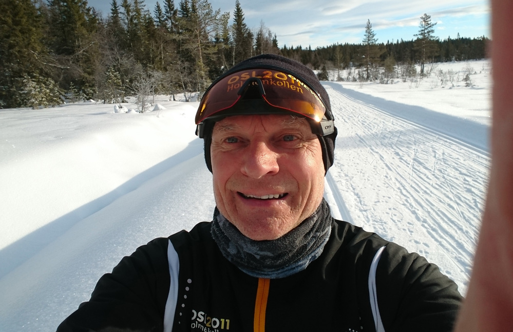 selfie, mann med skiantrekk, lue og solbriller på hodet.