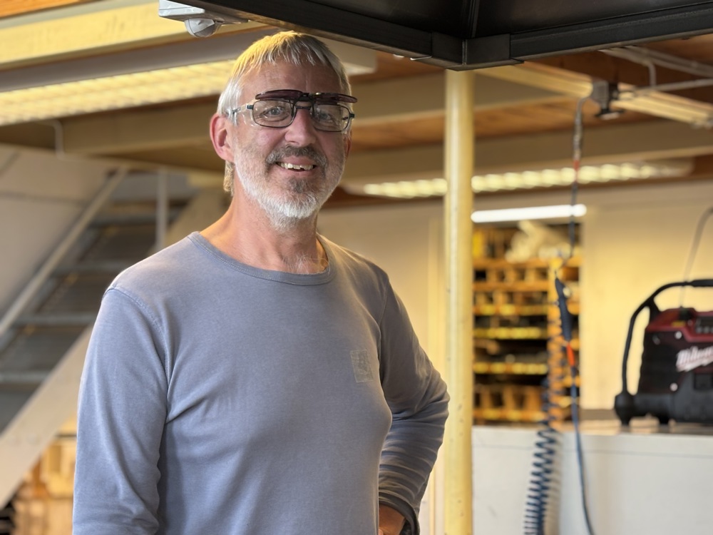 portrett av mann i verksted, vernebrille