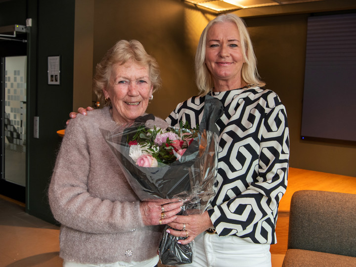 to kvinner tett sammen, blomster