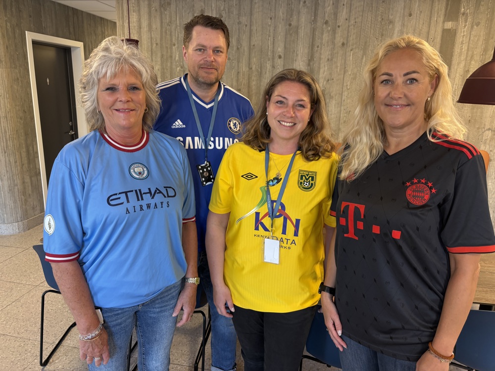 fire personer med fotballdrakt, kantine