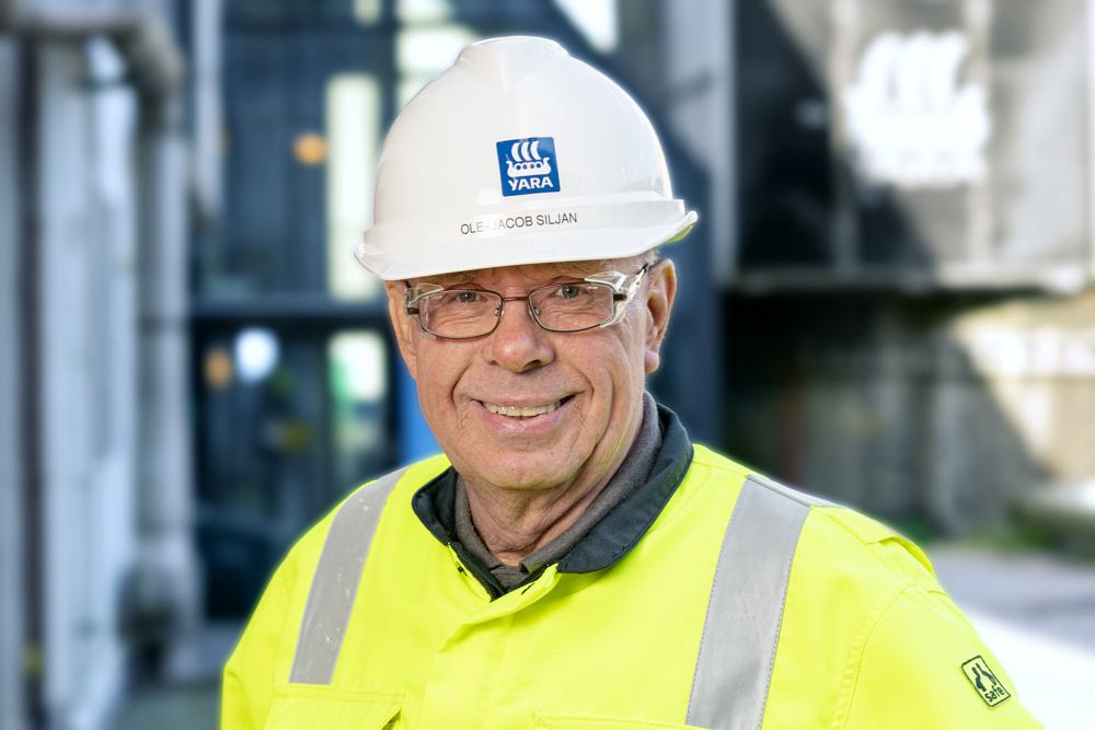 portrett av mann med hvit hjelm og briller