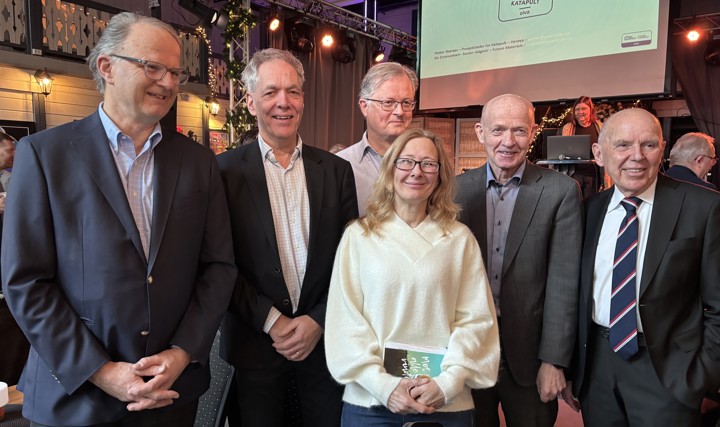 seks personer, poserer, scene i bakgrunnen