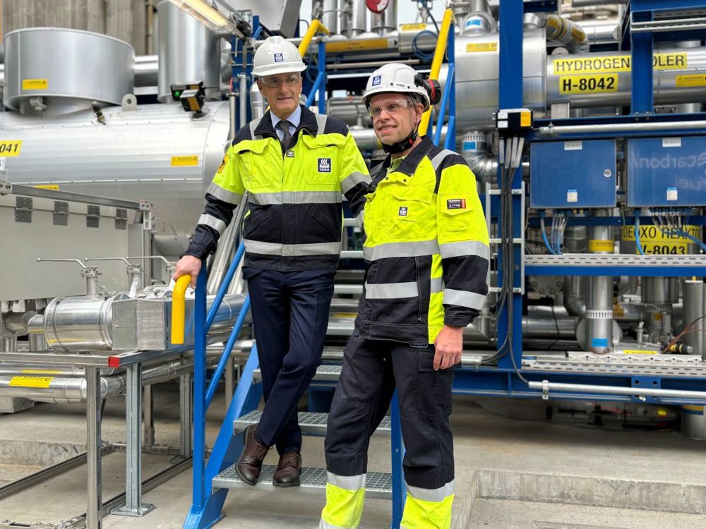 to menn står i bånn av en trapp, bak de en elektrolysør