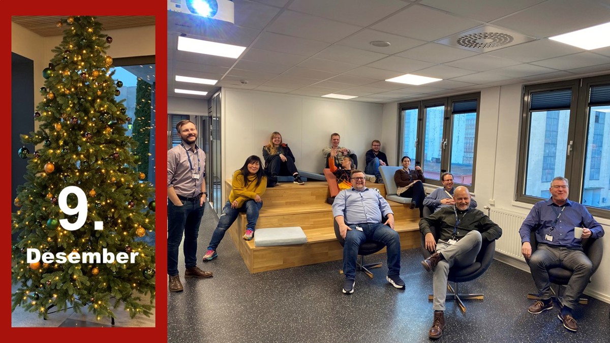 gruppe med mennesker som sitter i trappeamfi og i stoler i kontorlokale