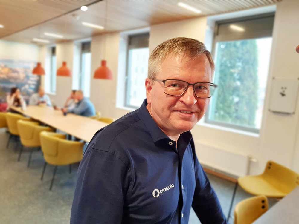 portrett av mann, blå skjorte, sosial sone, kontormiljø