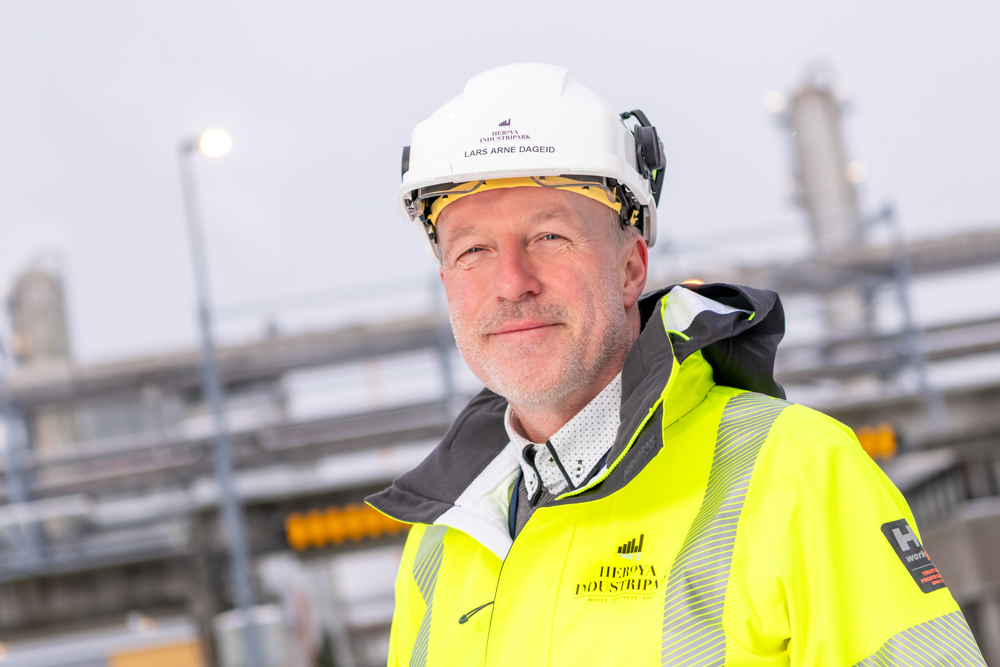 portrett av mann, ute, industri
