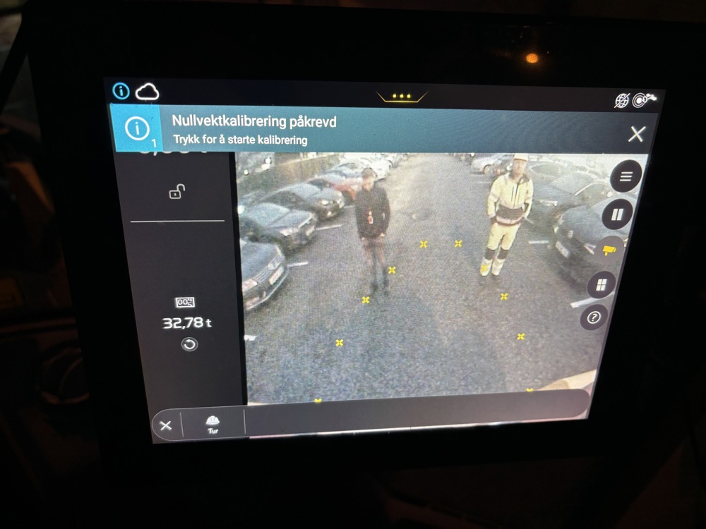 kamera i førerhus viser personer i nærheten av det store kjøretøyet.