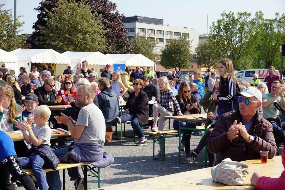 publikum klapper og følger med på scenen