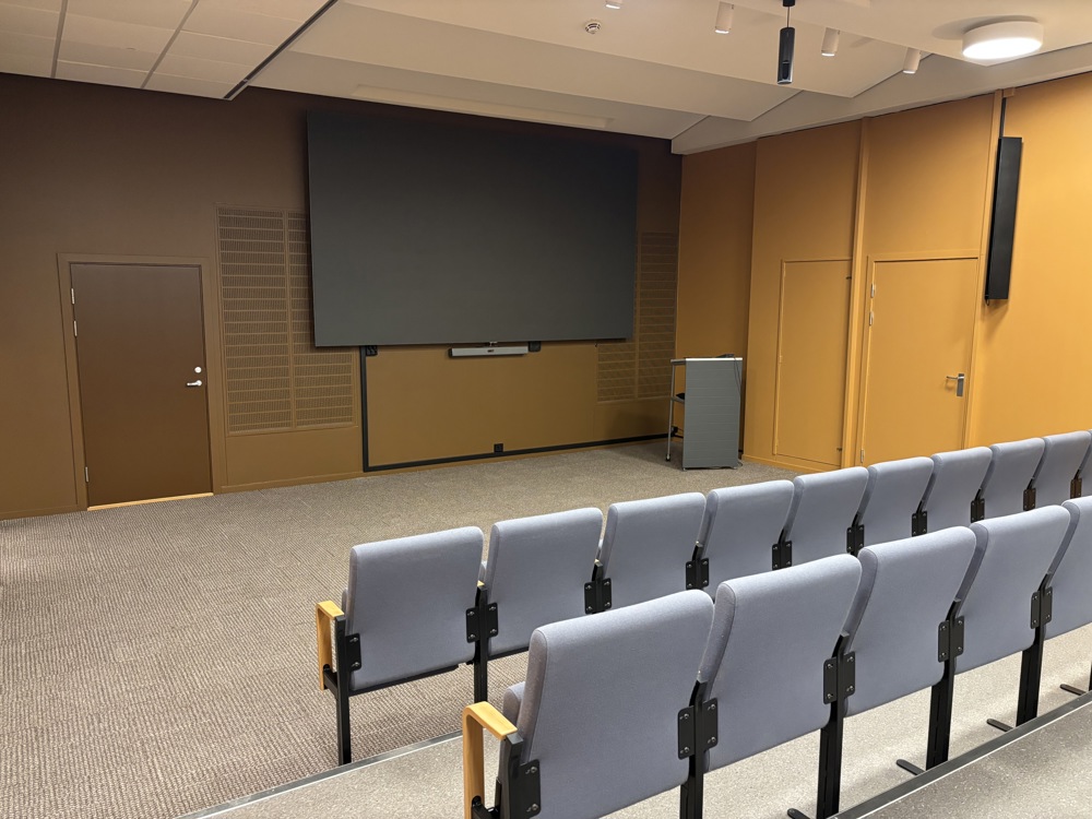 auditorium, stolrader, monitor på vegg