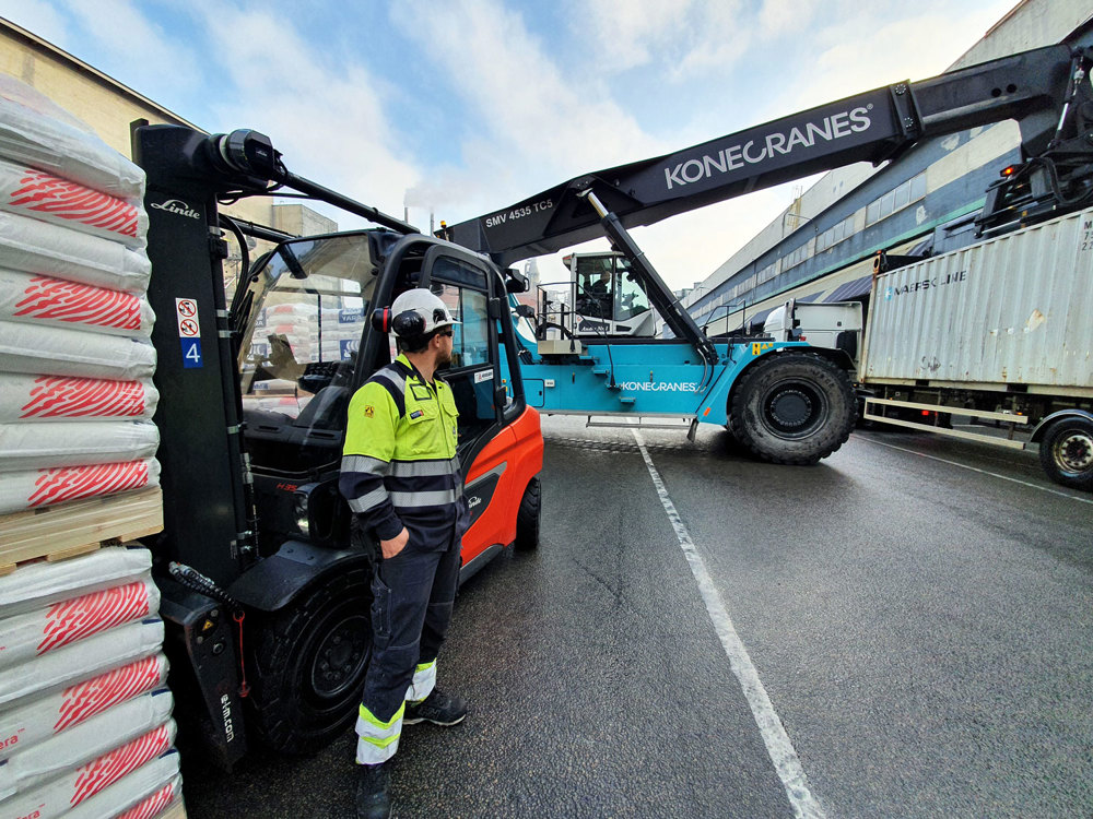 mann observerer container lasting på bil