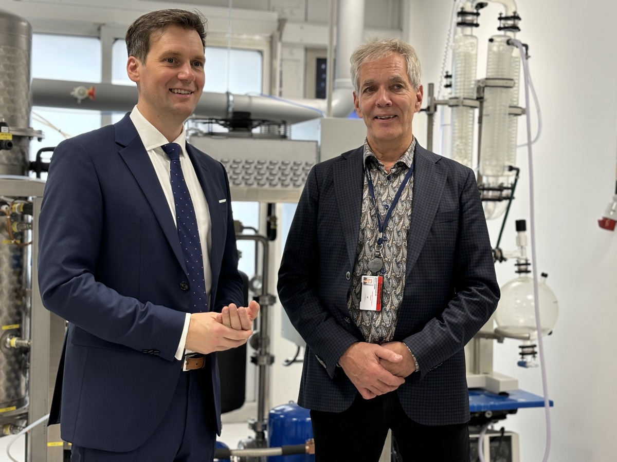 to menn, dress, pilotanlegg, snakker sammen