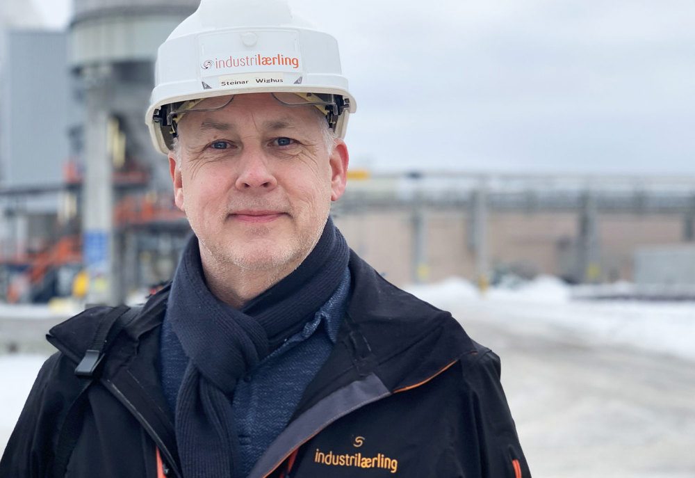 portrait, middel aged man, blue jacket, white helmet, industry